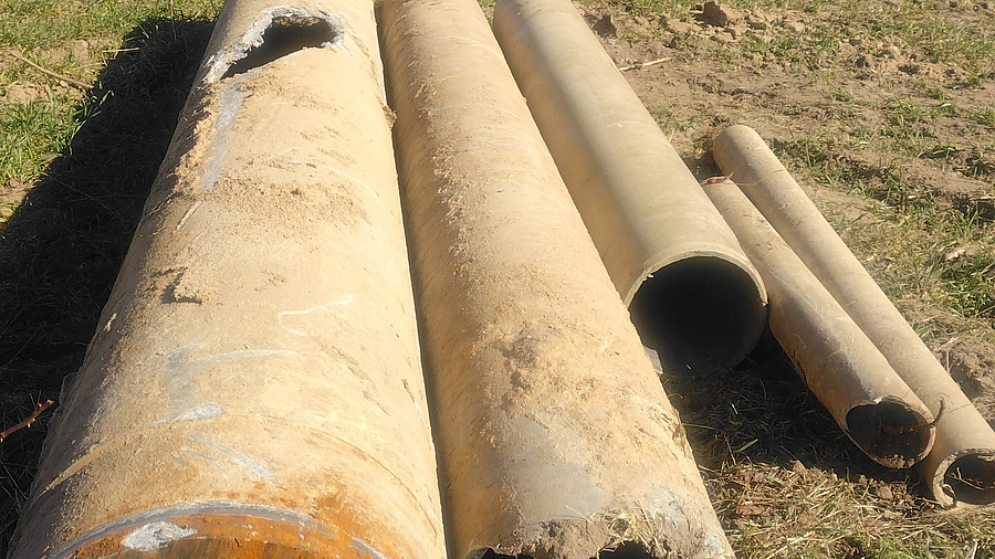 Das Bild zeigt die Teilstücke der alten Brauchwasserleitung