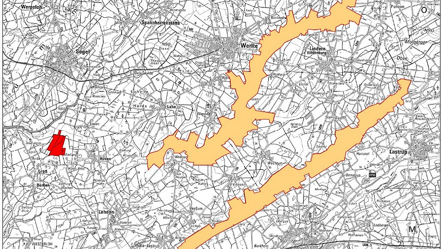 Im Bild ist eine Karte in schwarz weiß zu sehen, auf der in rot links ein kleiner Flächenblock und rechts im Bild zwei große Flächenblöcke in orange für das Vogelschutzgebiet dargestellt sind.